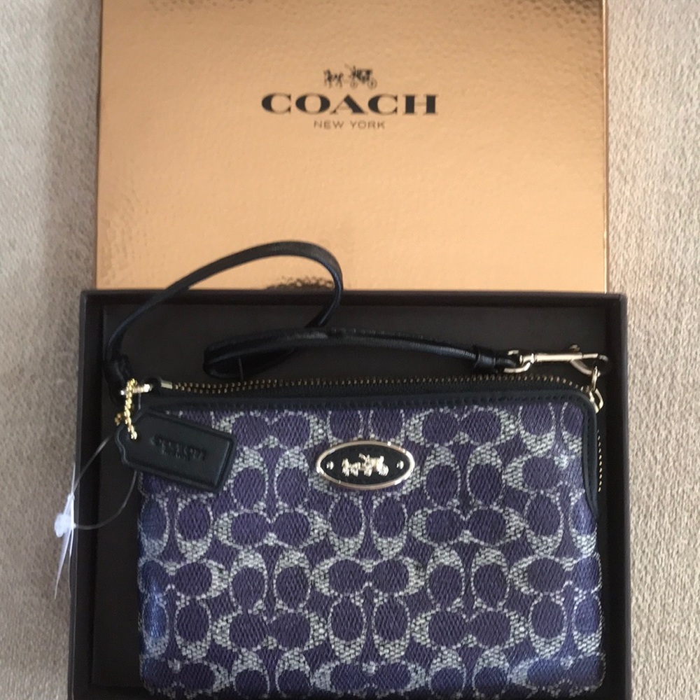 Coach ✨NWT ✨Boxed Signature Corner Zip wristlet. - Picture 5 of 5